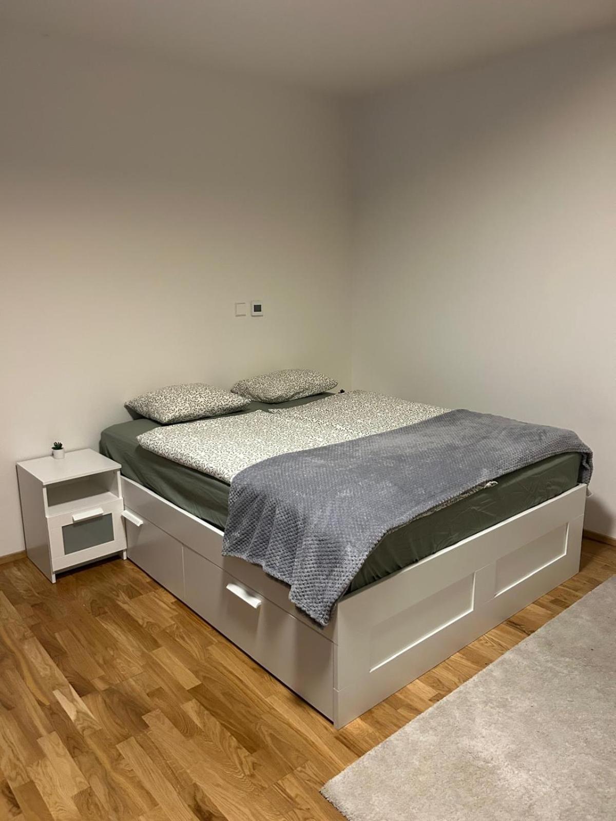 Kobrova With Free Parking * Prague